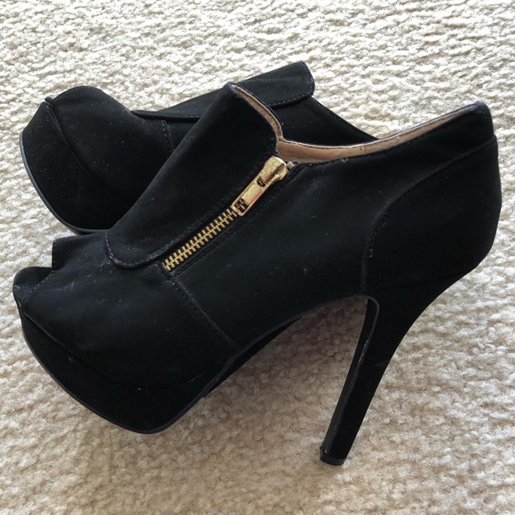 Shoes - Picture 1 of 4